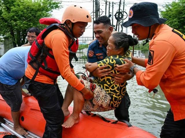 Southeast Asia floods kill at least 321 as rescues and recovery efforts intensify