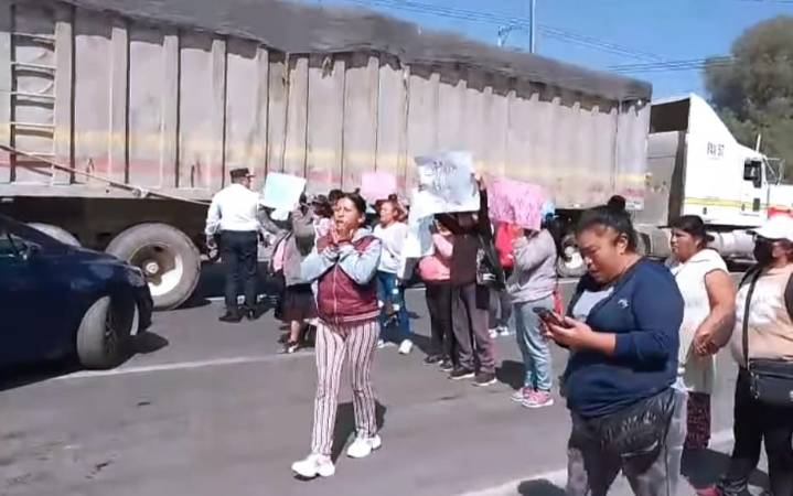 Protestan en Los Reyes por desabasto de agua; acusan cobros injustos de pipas
