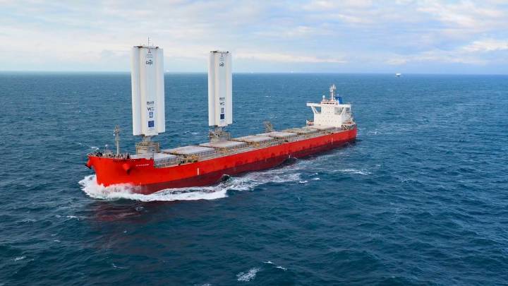 Instalan dos velas gigantes en un buque de carga y solucionan el gran problema de la industria marítima
