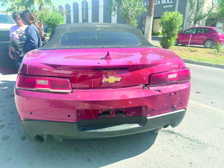 Joven automovilista causa accidente y huye del lugar