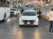 Carambola en puente de la 27 y canal deja caos vehicular y una embarazada lesionada
