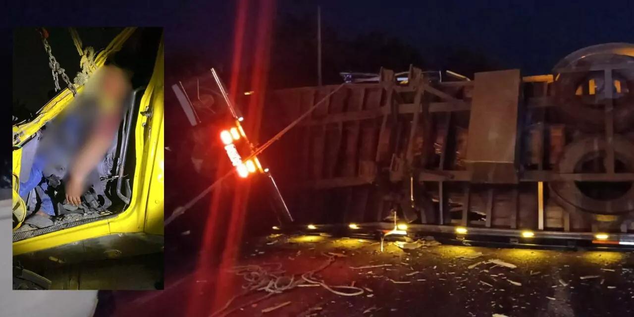 ¡Atrapado entre fierros! Tráiler y camión torton provocan cierre total en Carretera Federal 190