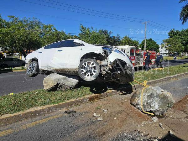 Auto queda sobre el camellón tras accidente en blvd. Colosio