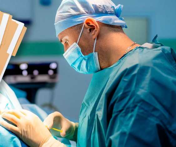 “Colegio médico desvincula al doctor involucrado en el caso Jaqueline: ¿qué certificación debe tener un cirujano plástico?”