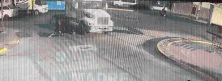 Conductor de tráiler embiste a motociclistas en Tultitlán