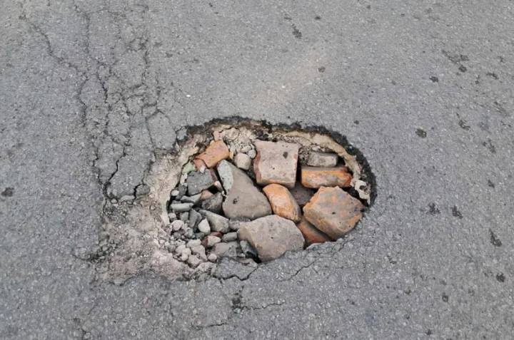 Asfalto hundido y cloacas colapsadas en Wilde al 800