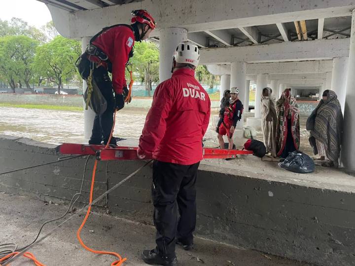 Rescataron a cinco personas en situación de calle, frente a la amenaza de creciente del Río Suquía