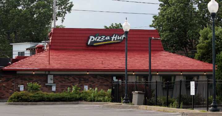 Yum Brands considers selling Pizza Hut 