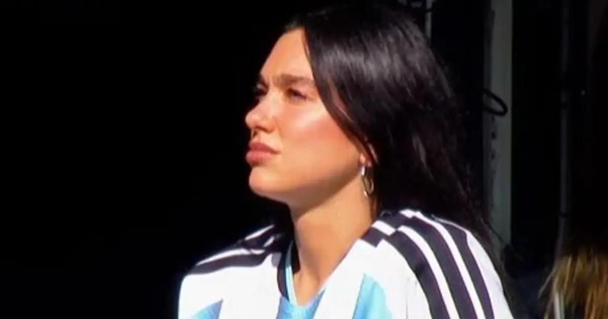 VIDEO. Dua Lipa fue a ver el Superclásico y generó furor