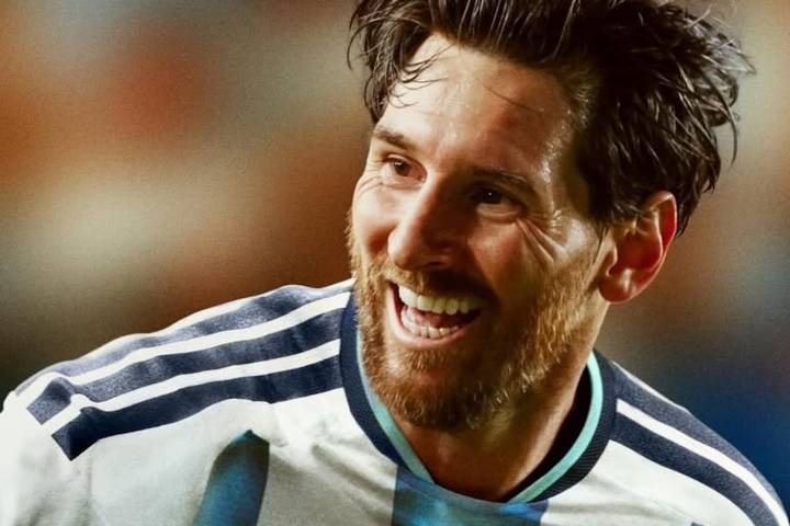Messi, el modelo. AFA presentó la nueva camiseta de la selección argentina para el Mundial 2026