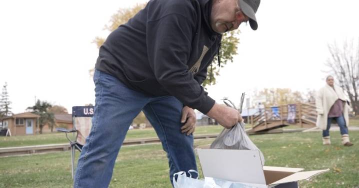 Anti-Trump protesters and Trump supporters come together, start local food drive