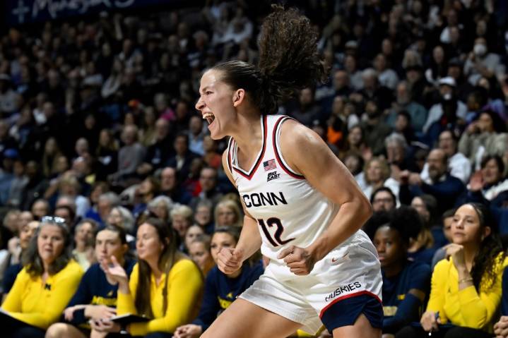Azzi Fudd leads UConn women to thrilling win over Michigan