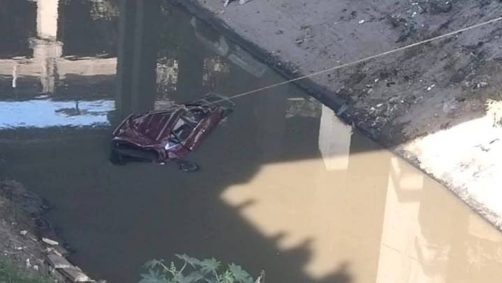 Muere conductor tras caer a canal de aguas negras