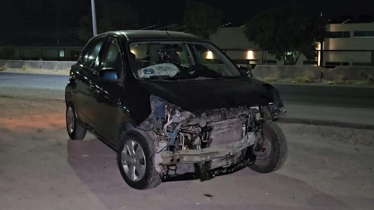 Pierde el control y estrella contra barrera