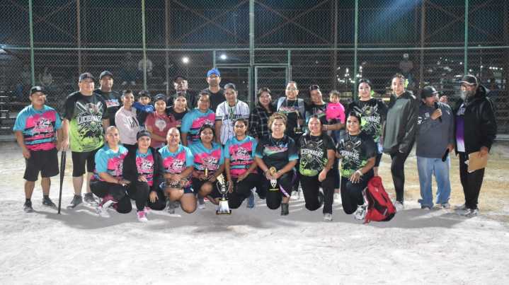 Brillan deportistas en el Juego de Estrellas Femenil de Softbol