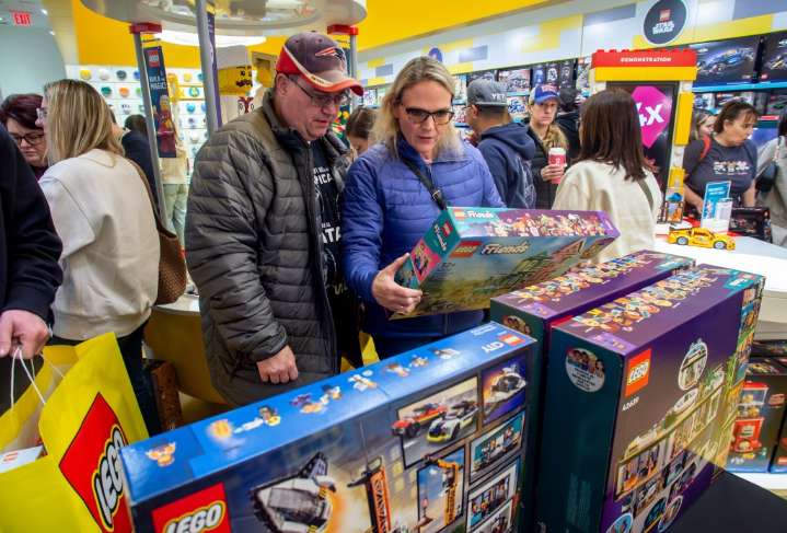 Shoppers across CT line up for widespread Black Friday deals