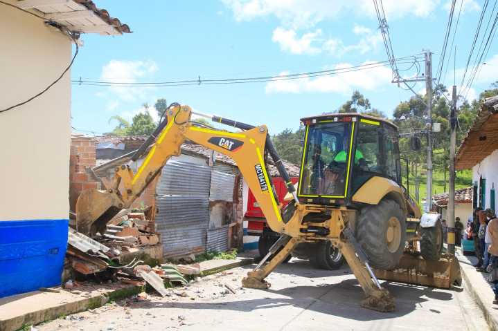 Demolición de casas abandonadas busca combatir la inseguridad en Abejorral
