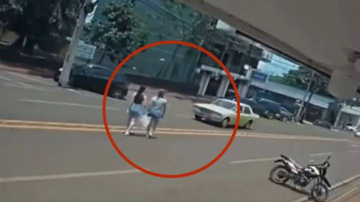 Motociclista atropella a dos mujeres que intentaban cruzar la calle | Imágenes fuertes - El Heraldo de México