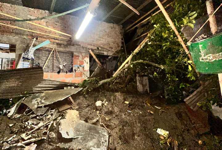 Alcaldesa Johana Aranda hace presencia en el barrio San Isidro tras emergencias por lluvias