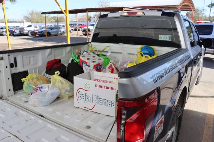 Apoyan a familia de escasos recursos con despensa y festejo improvisado