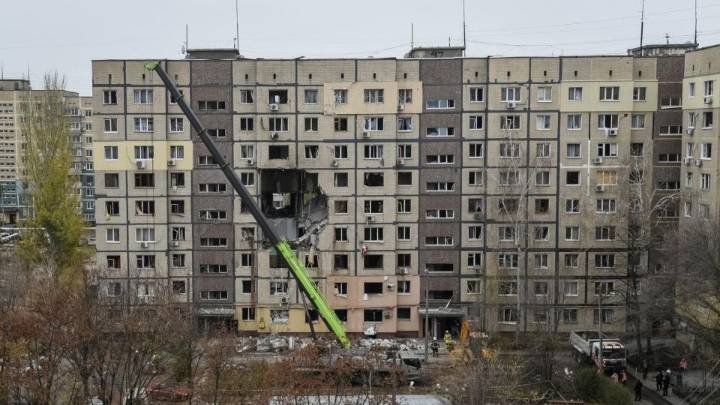 Russian drone strike on a residential tower in Ukraine, 11 injured