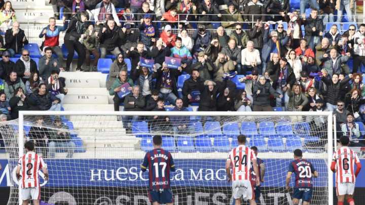 Dos manos dentro del área castigan al Sporting en Huesca (2