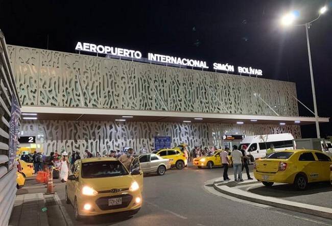 Fallas en el servicio de taxis generan caos en el aeropuerto de Santa Marta