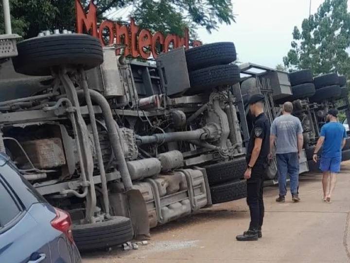 Camión con tirantes de pino volcó sobre la ruta 12 a la altura de Montecarlo