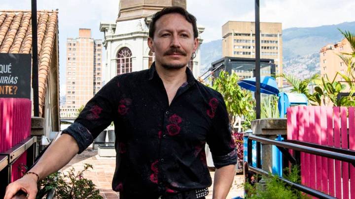 En ‘El lugar del otro’, Johan Velandia narra la vida de un artista con hambre en una Bogotá con metro