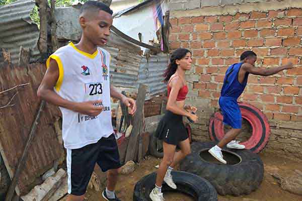 En ring artesanal y con guantes gastados, un maestro impulsa sueños juveniles en La Guajira