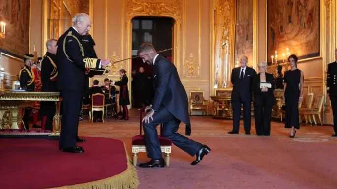 David Beckham recibe el título de caballero de manos del rey Carlos III