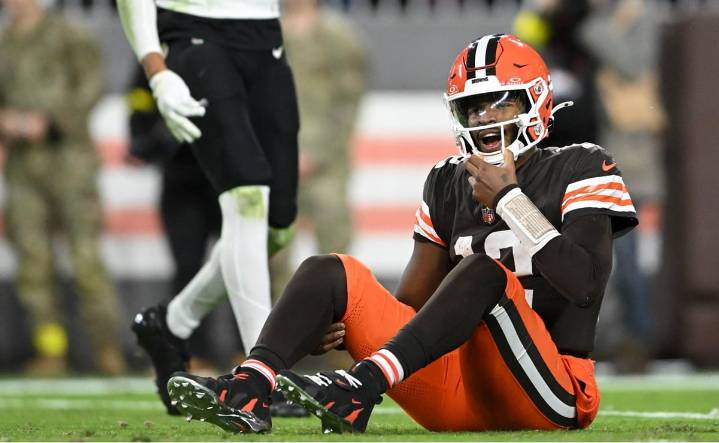Entran a la casa del novato Shedeaur Sanders durante su debut en la NFL con los Browns de Cleveland