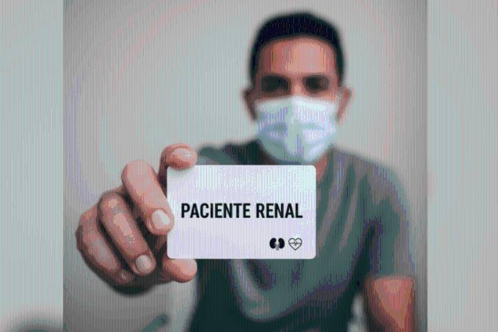 Pacientes renales reciben tarjetas bancarias para apoyos en Tepeji