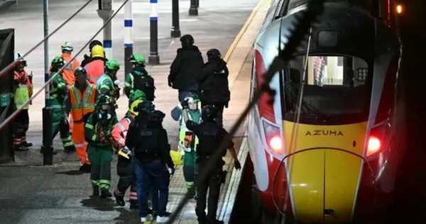 Brutal ataque un tren lleno de pasajeros: diez apuñalados y dos detenidos