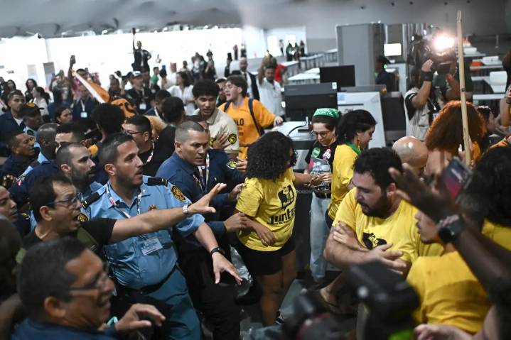 Activistas invaden el área restringida de la COP30 durante una protesta