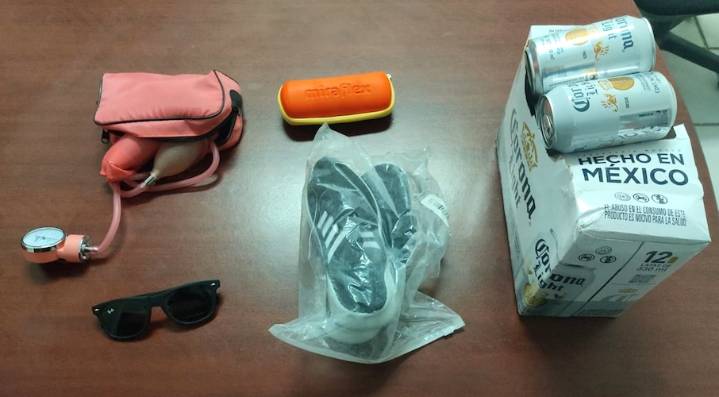 Vio un 12 de Corona en una camioneta ajena y la abrió para robarlo