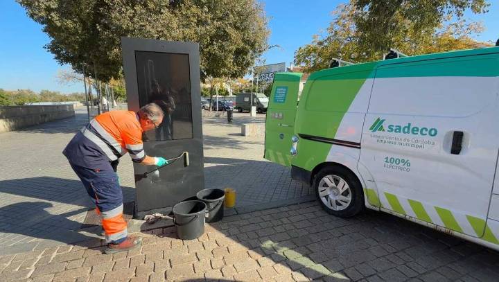 Refuerzo integral de limpieza urbana: más baldeo, papeleras y equipos en todos los barrios