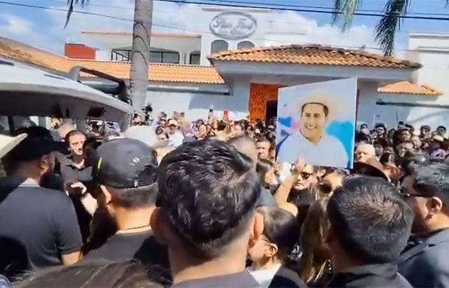 Familiares y ciudadanos dan el último adiós a Carlos Manzo, alcalde de Uruapan asesinado