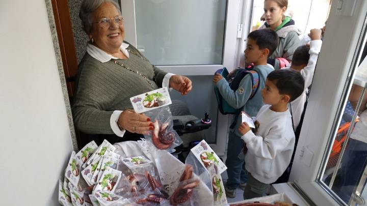 Ni truco ni trato: el pulpo es la golosina favorita de Os Defuntiños en A Illa