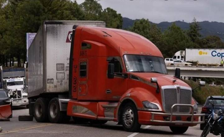 Se unen menonitas al bloqueo carretero