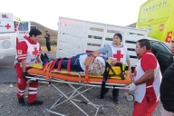 Camioneta se estrella contra unidad de transporte en la carretera Parras