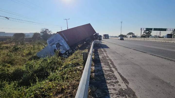 Por falla mecánica tráiler estrella en barra de contención