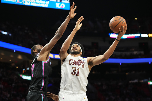 Cavs con bajas vencen 130-116 a Heat, gracias a doble