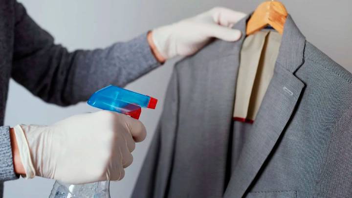 El truco casero que arrasa en redes: cómo eliminar las arrugas de la ropa con vinagre y agua