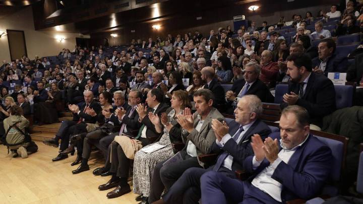 El humorista Joaquín Pajarón y el grupo El Gaitero, distinguidos por Hostelería de Asturias en la gala del 10.º aniversario (y con sabor a despedida)