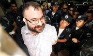 FGR acusa a Javier Duarte de tener alcohol y módem en su celda; su defensa lo niega