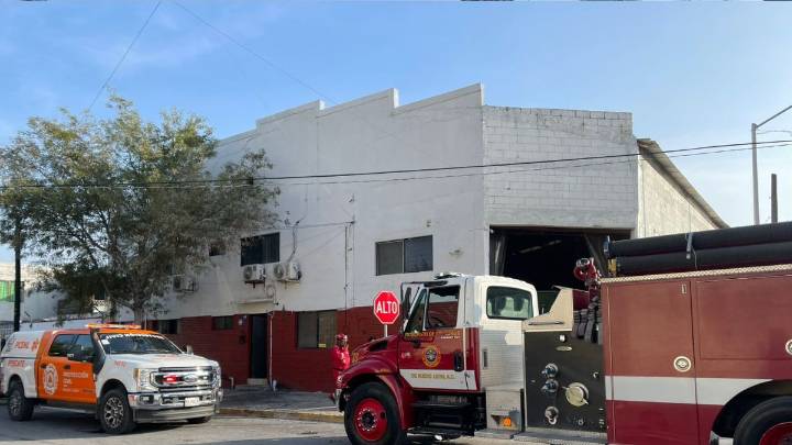 Cortocircuito desata incendio en inmueble de empresa de sal en Monterrey
