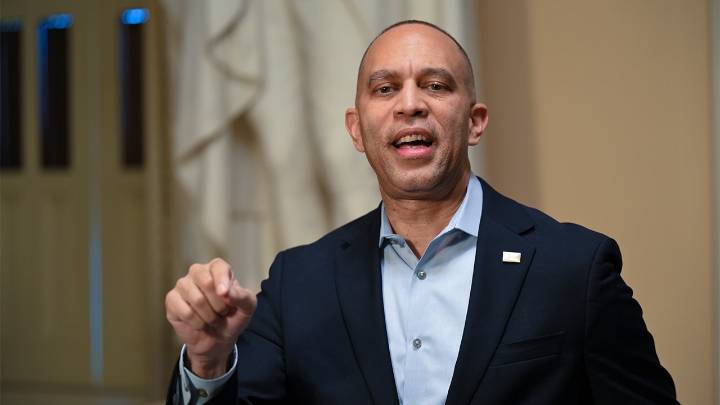 Jeffries blames Republicans for shutdown as CNN host questions Democrats' stance
