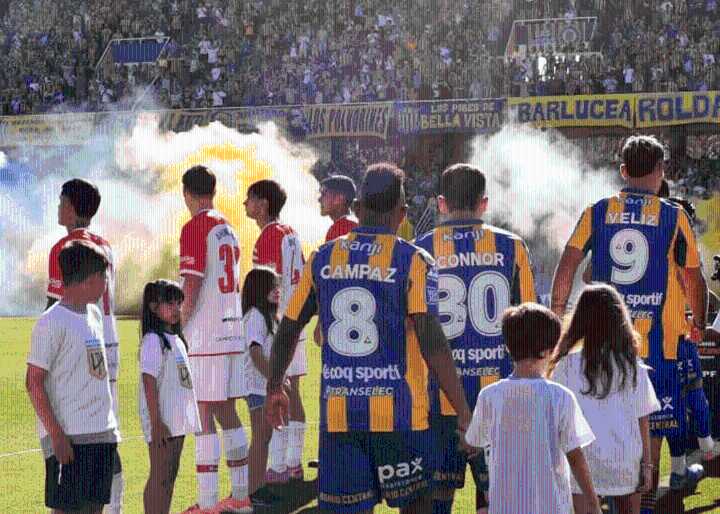 La AFA sancionó a Estudiantes por el pasillo de espaldas contra Rosario Central