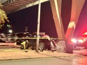 Muere prensado al estrellarse contra puente peatonal